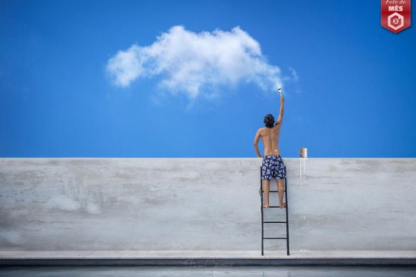 Photoshop,sobreposição de duas fotografias,uma com elemento humano,muro e escadas a outra foto com o céu.Filipe CorreiaESCOLHA EDITORES | FOTO SEMANA 22.28.SET.24 | FOTO DO MÊS SETEMBRO 2024